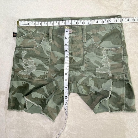 Rock & Republic Camouflage Green Shorts - Picture 4 of 7